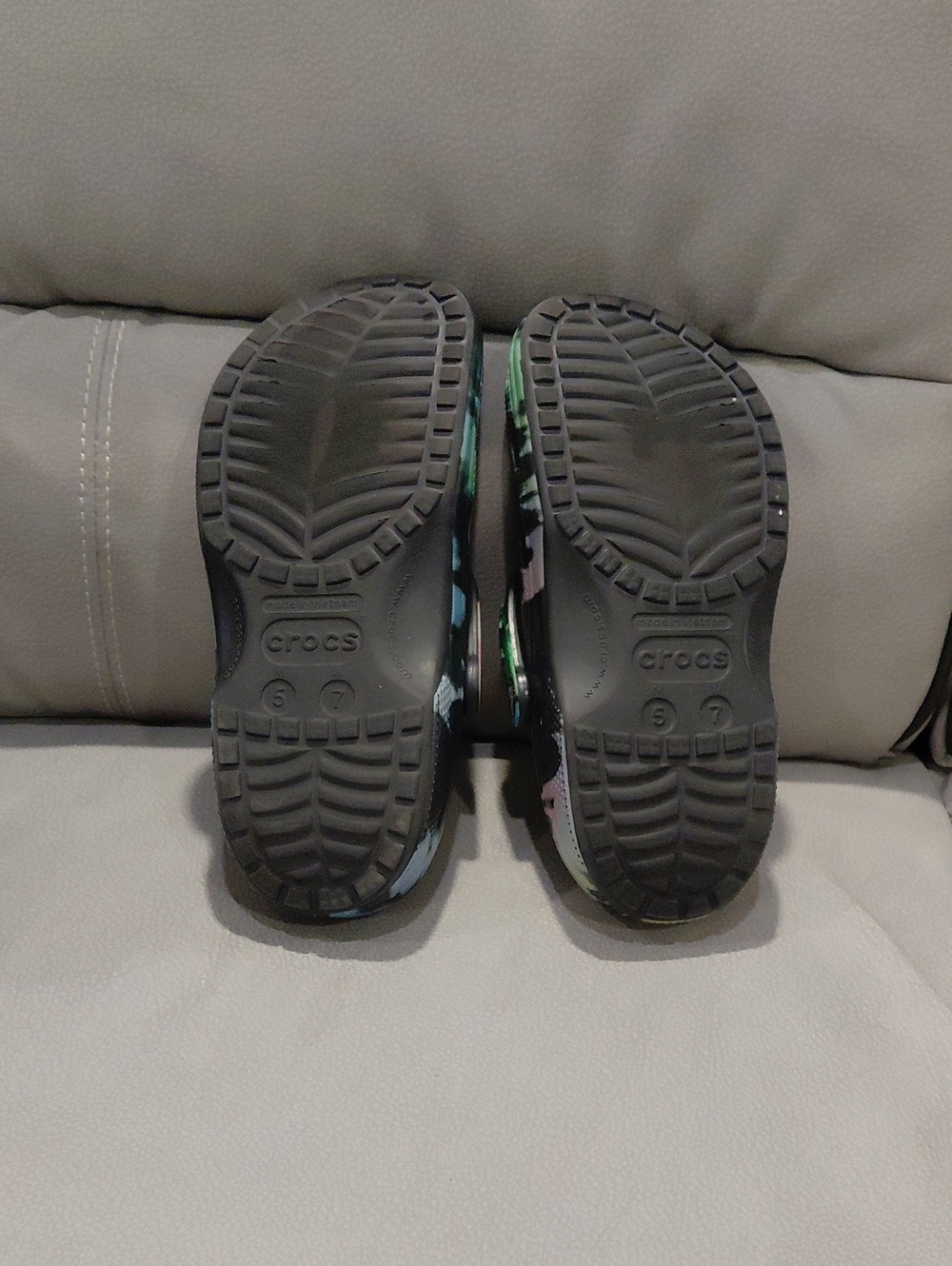 CROCS TIE DYE WOMEN'S SIZE 8 - Picture 4 of 9